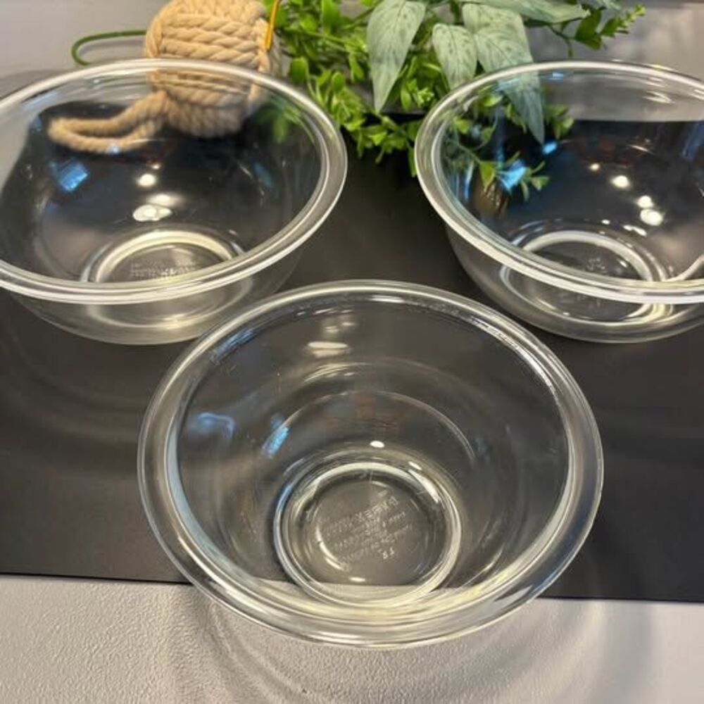 PYREX Set of 3 Clear Mixing Baking Bowls Fair Condition